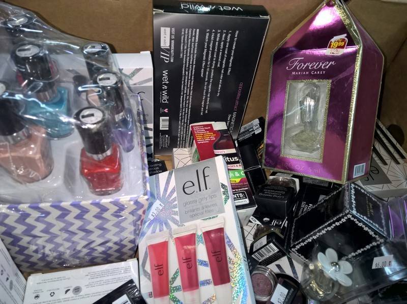 lot 195 image: Lot of beauty and cosmetic products...