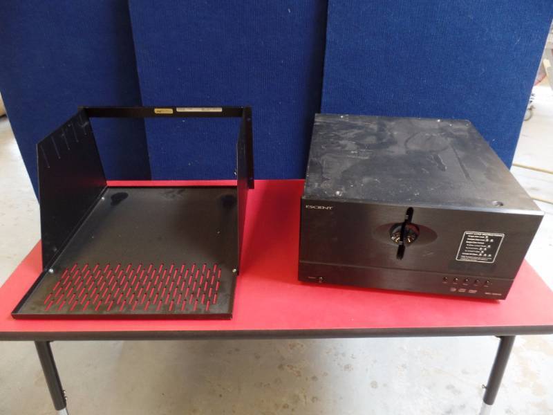 lot 915 image: DVD-CD CHanger