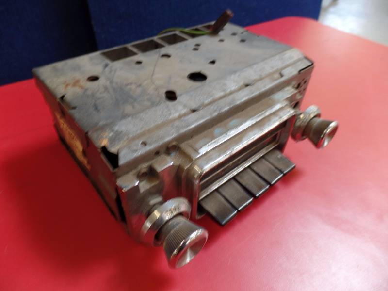 lot 922 image: Vintage Pontiac Radio
