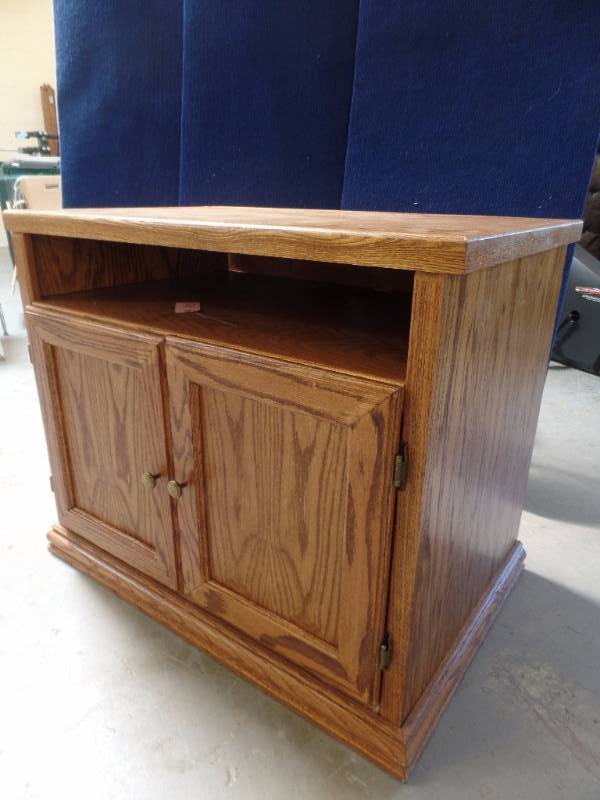 lot 949 image: Wood TV Stand