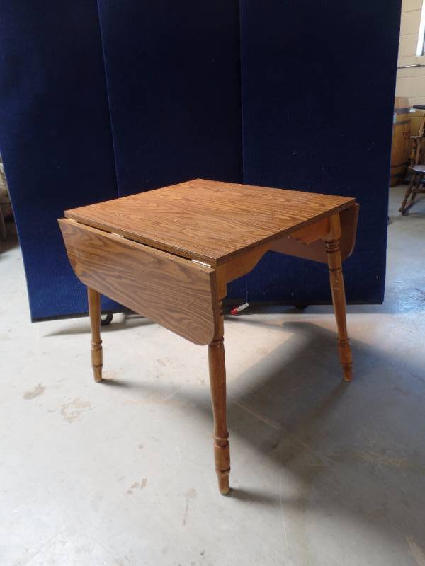 lot 950 image: Kitchen Table