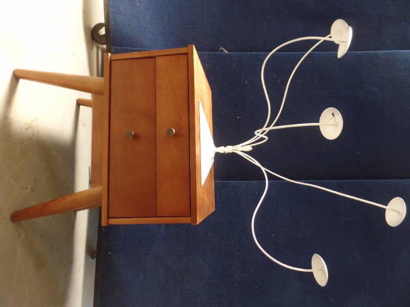 lot 952 image: End table and Hat display rack