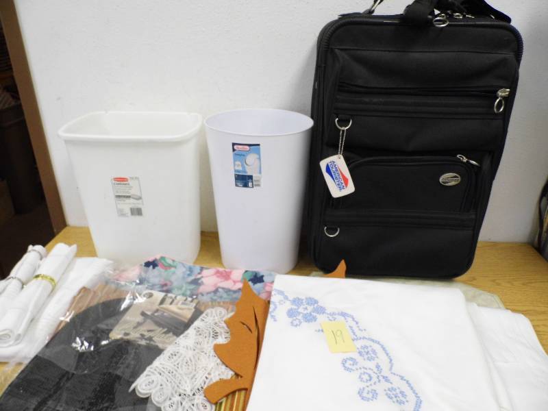 American Tourister Carry On & Placemats