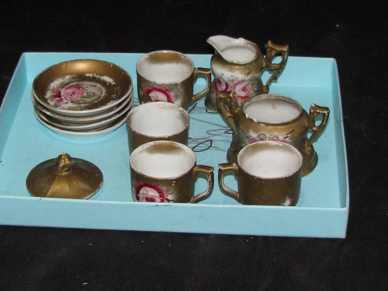 lot 19 image: Partial Childs China Tea Set