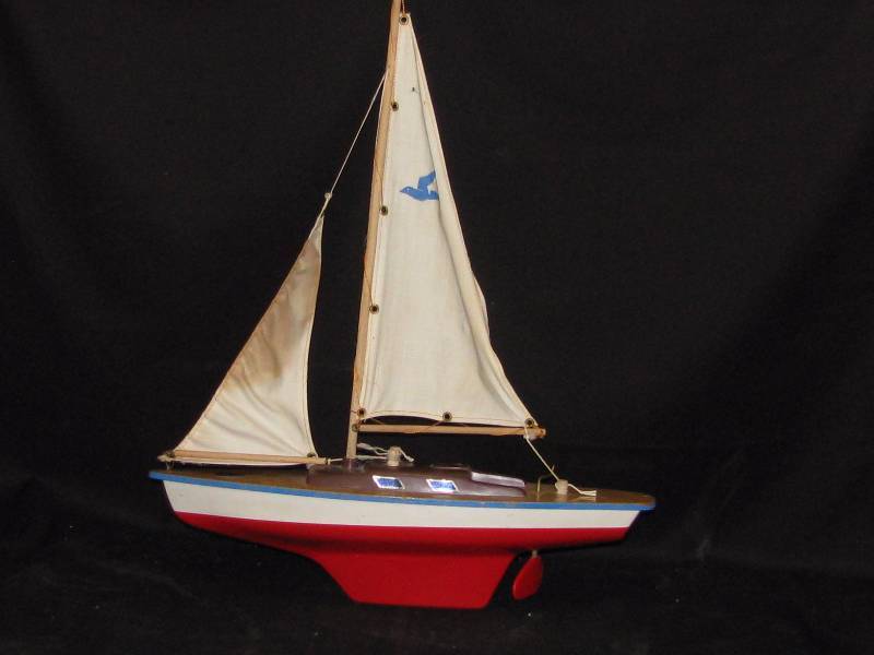 lot 22 image: Wood Sail Boat