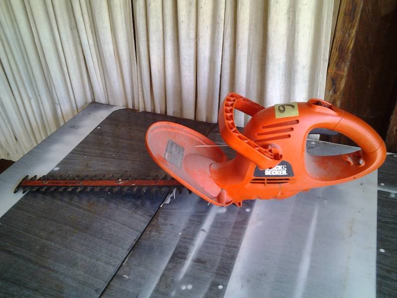 lot 6 image: Black & Decker 17 Inch Hedge Trimmer