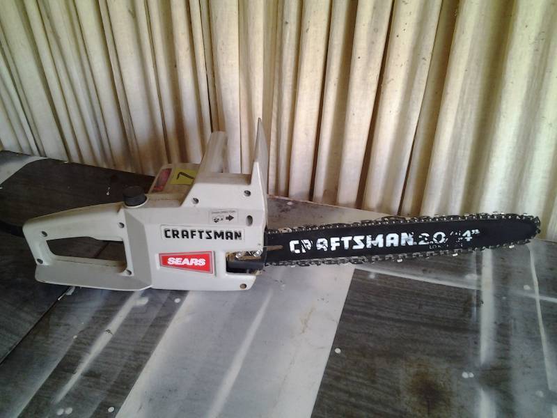 lot 7 image: Craftsman Electric Chain Saw 14 Inch