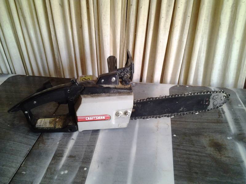 lot 8 image: Craftsman Electric Chain Saw 12 Inch