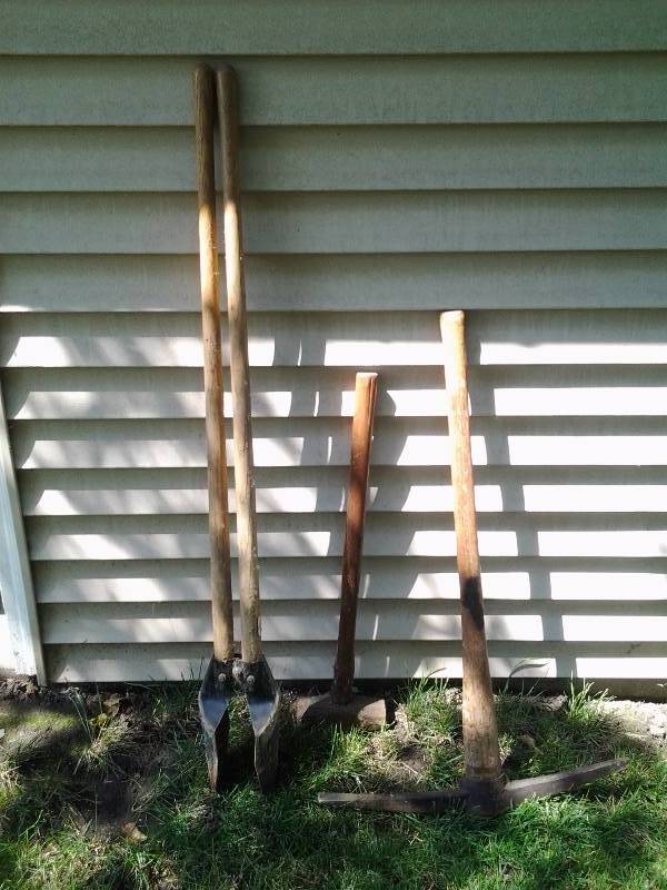 lot 13 image: Post Hole Digger, Maul, Pick