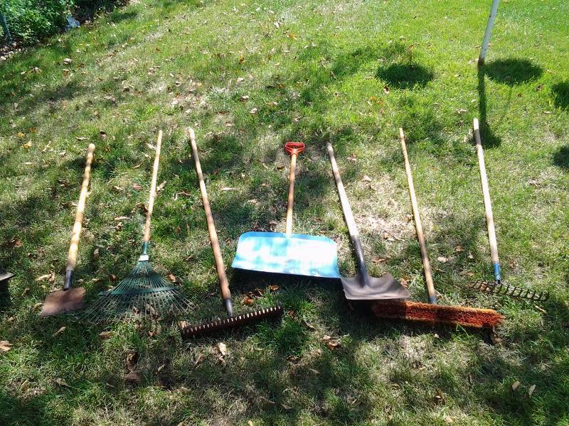 lot 14 image: 7-Implements Chisel, Rakes, Shovels, Broom
