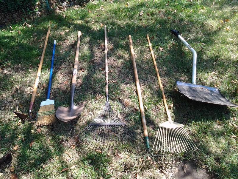 lot 15 image: 7-Implements Hoe, Broom, Spade, Rakes, Shovel