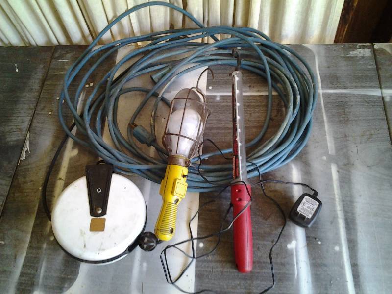 lot 32 image: Retractable Trouble Light, Extension Cord, Craftsman Cordless Light