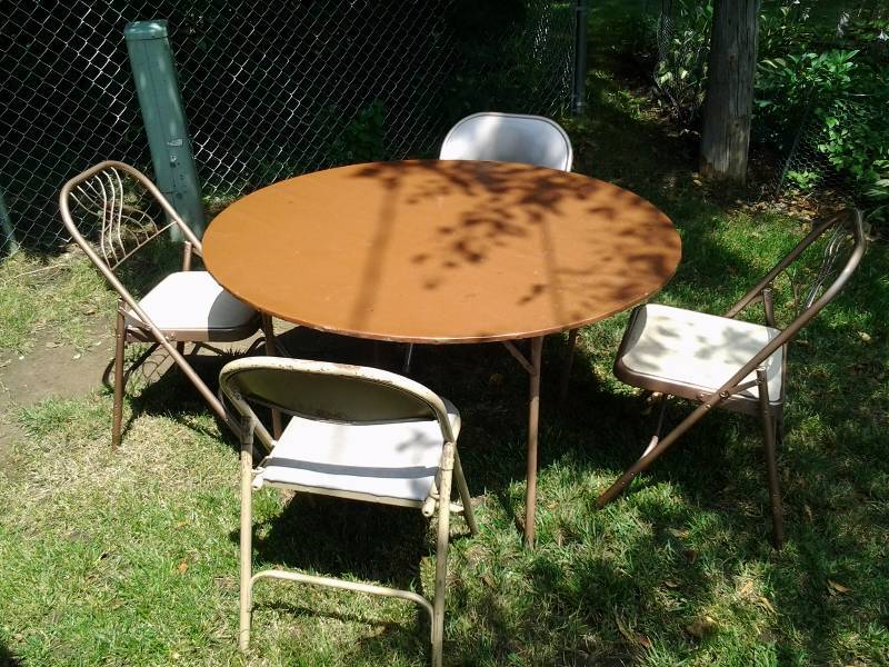lot 47 image: 48 Inch Round Card Table With 4-Folding Chairs