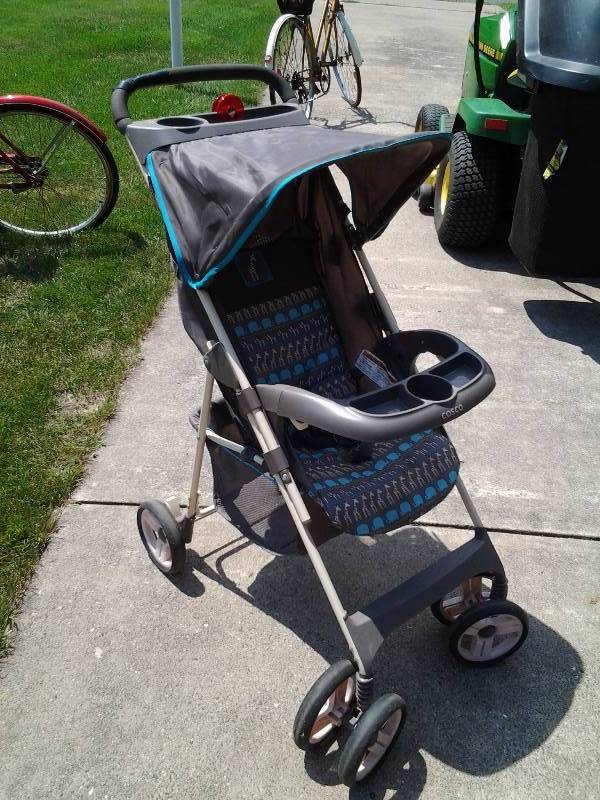 lot 52 image: Cosco Stroller (Easy Fold & Go)