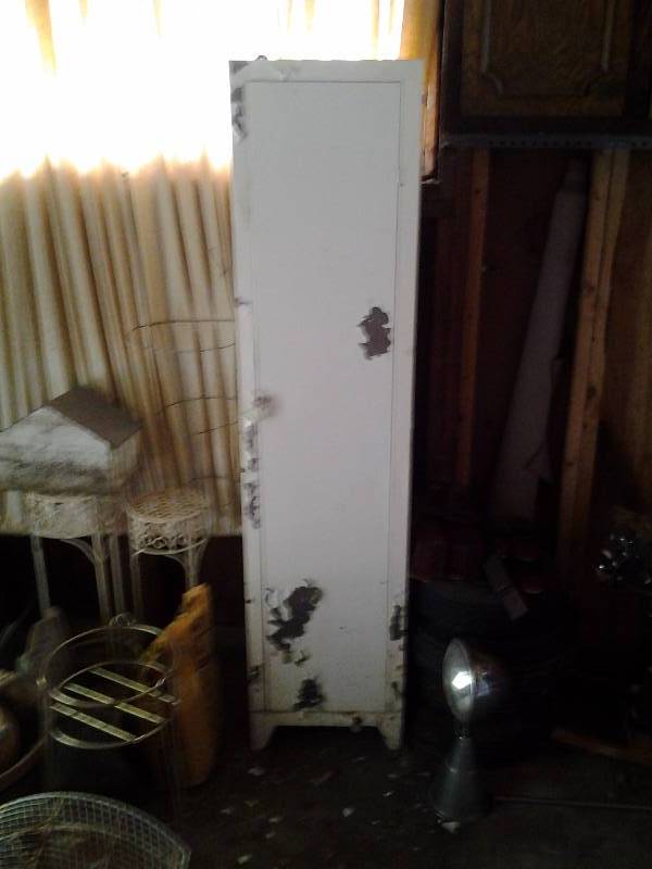 lot 60 image: Single Locker Unit With Contents