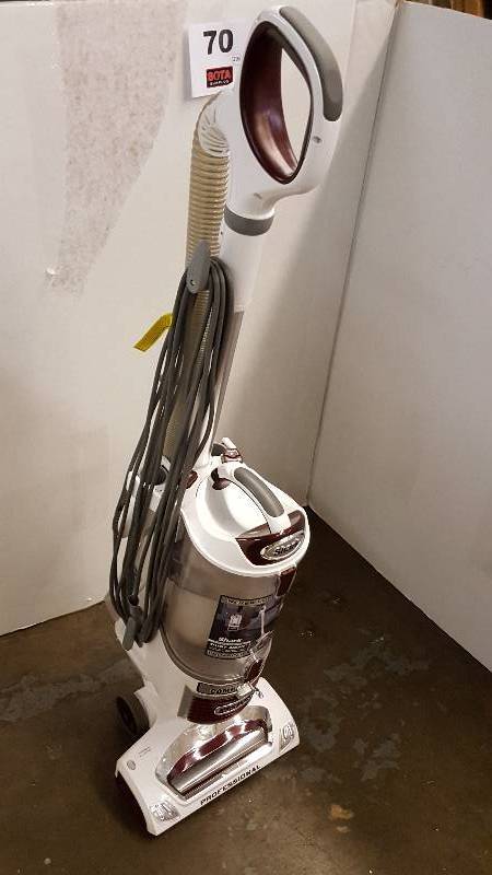 lot 70 image: Shark Rotator Professional Lift-Away - White