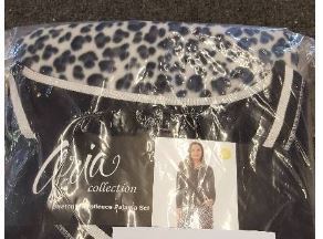 lot 82 image: Aria Collection Womens Sueded Microfleece 2-Piece Pajama Set  BlackLeopard Small