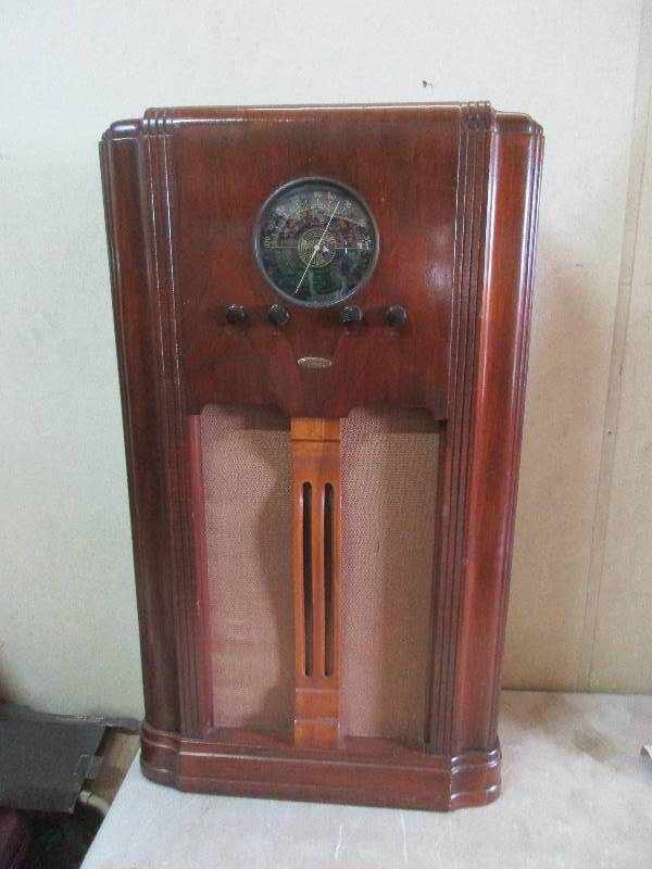13. Admiral antique console radio. The unit is in great condition and comes with a wire antenna for picking up radio stations. Powered, lighted up and worked when tested.