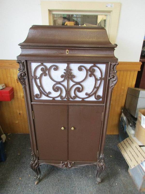 18. Brunswick antique upright phonograph.  Fully functional, playing early 78s this Victrola style phonograph was very popular in the 1920 and 30s.