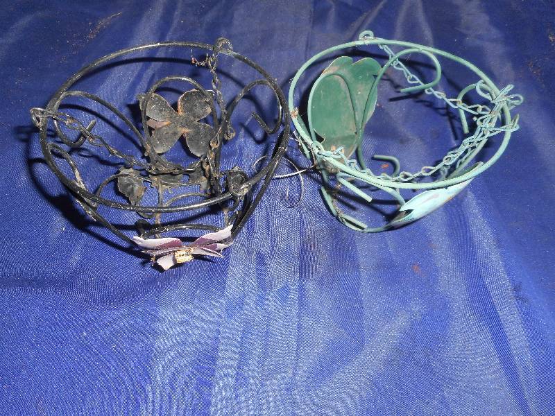 2 metal hanging baskets