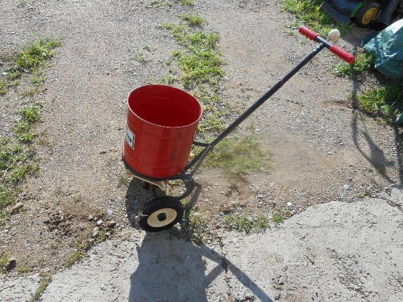 craftsman push fertilizer sreader