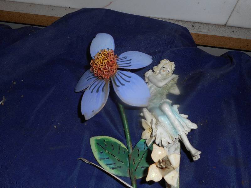 2 metal yard ornaments
