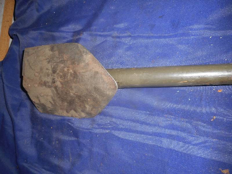 short spaded army shovel