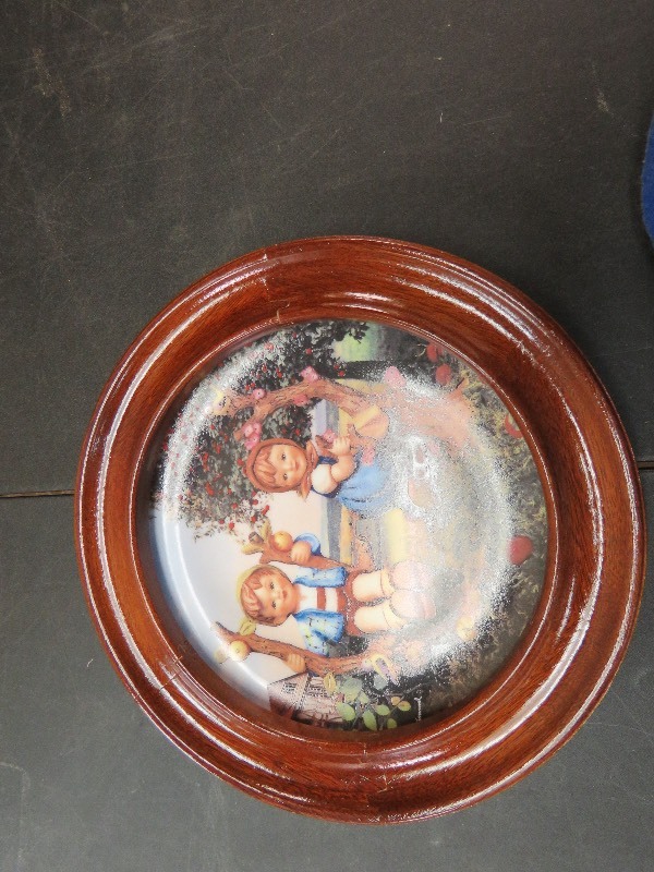 lot 21 image: Collectible Hummel Plate
