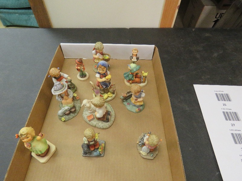 lot 25 image: Large lot of Hummels