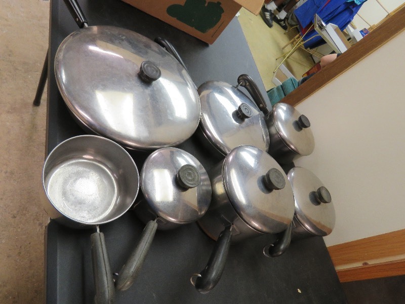 lot 33 image: Pots and Pans with lids