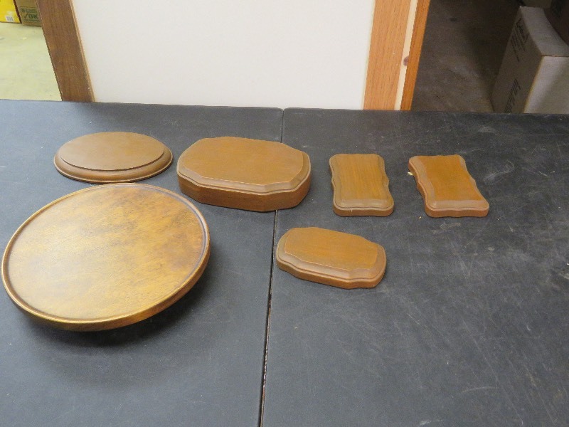 lot 46 image: Display Stands