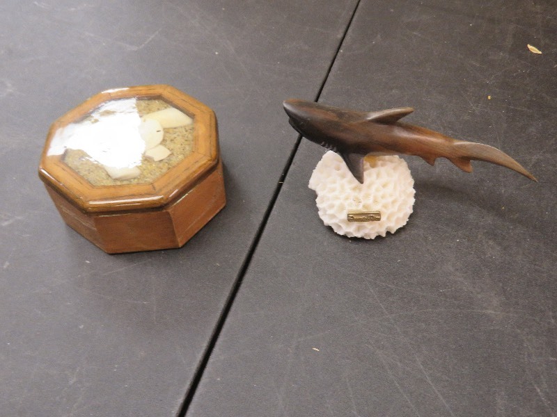 lot 53 image: Ocean themed deocr