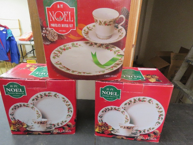 lot 69 image: Christmas Dishes