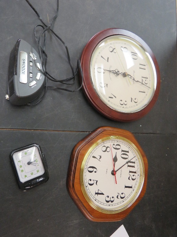 lot 93 image: Clock lot