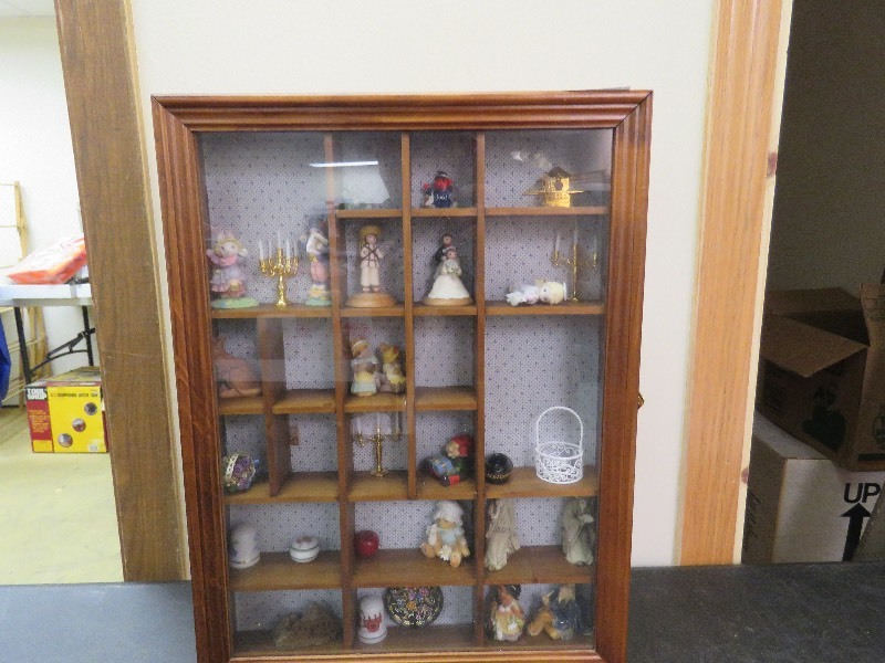 lot 100 image: Shadow box with trinkets