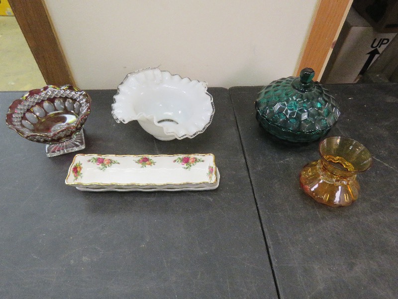 lot 132 image: Collectible Glass