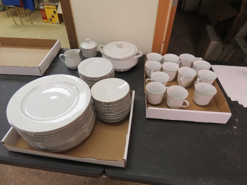 lot 152 image: Large China Set