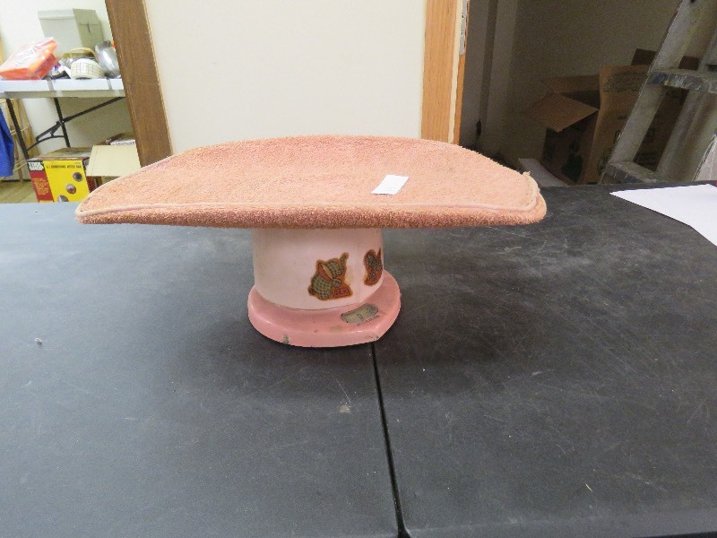 lot 171 image: Antique Baby Scale
