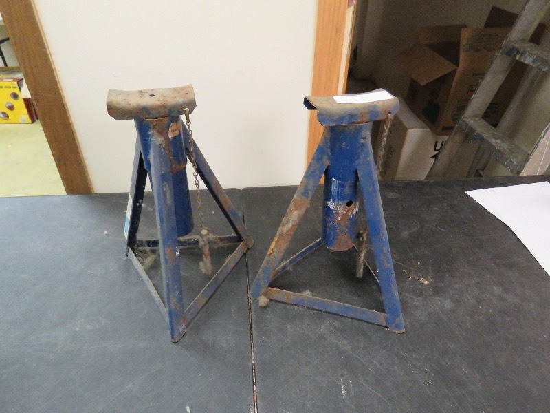 lot 177 image: Jackstands