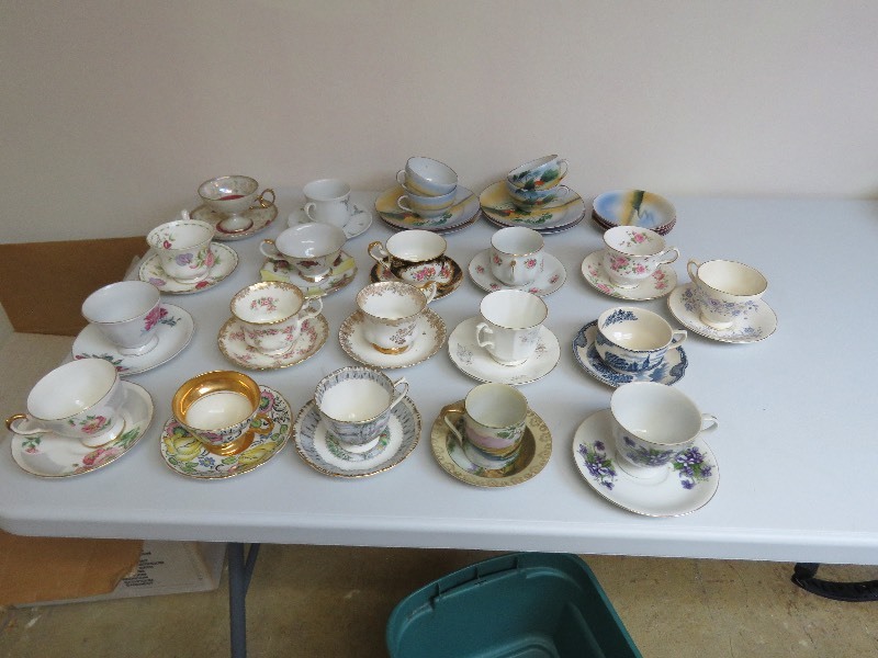 lot 189 image: Tea cups