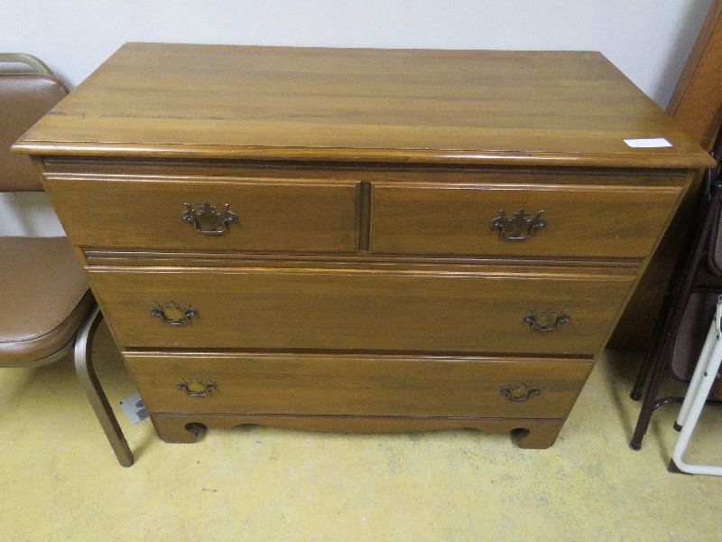 lot 213 image: Dresser