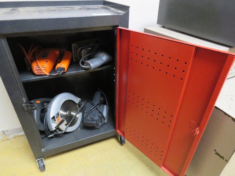 lot 218 image: Rolling tool cabinet with contents