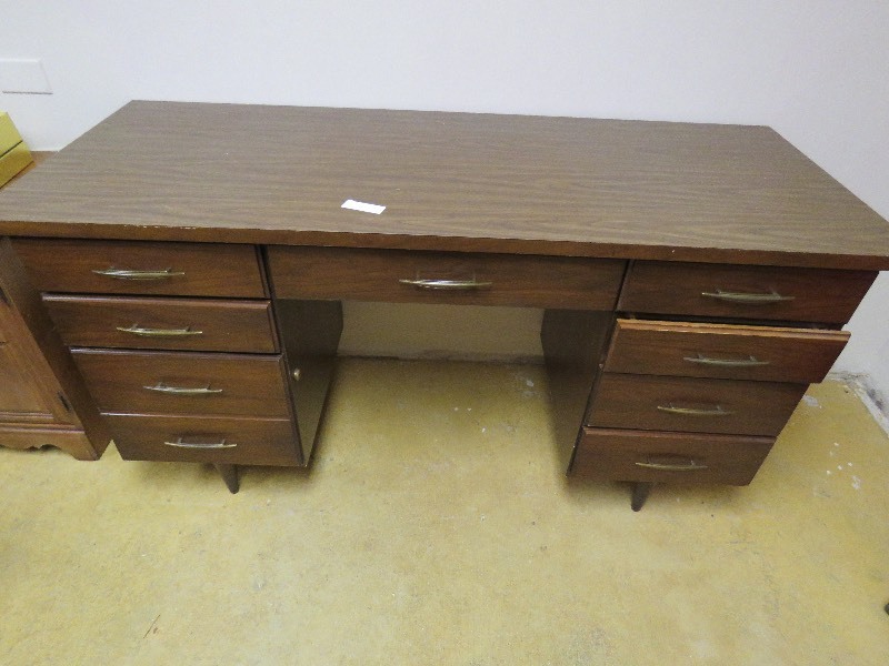 lot 219 image: Desk