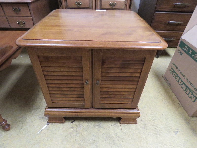 lot 220 image: End tables