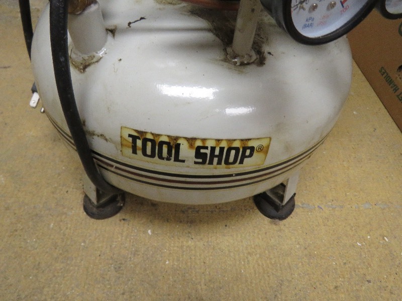 lot 1 image: Air Compressor