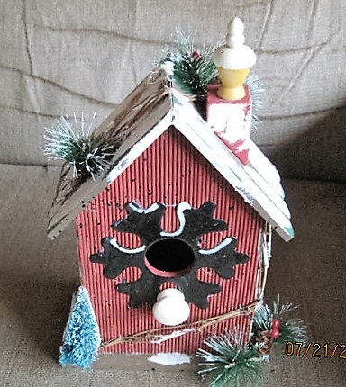 lot 29 image: Decorative Bird House.