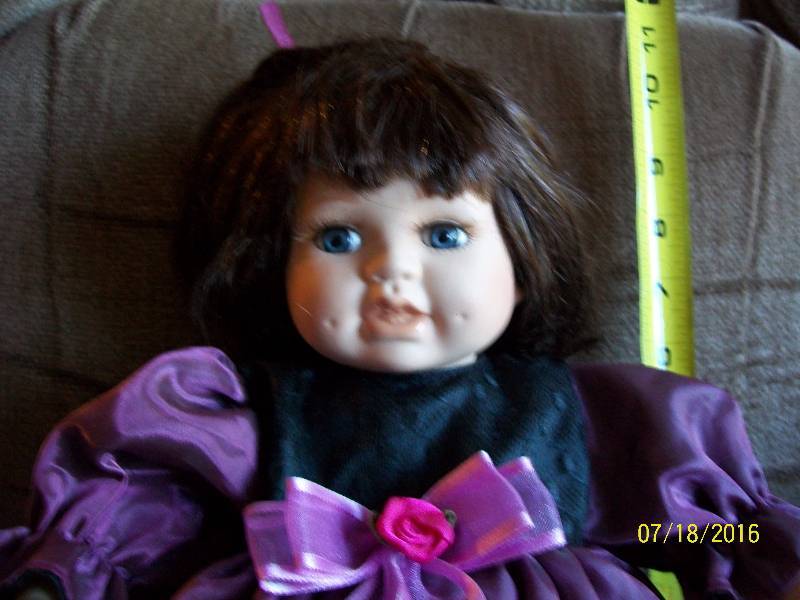 lot 9 image: Vintage 18 Sitting doll of The Collectors Choice Series by DanDee.