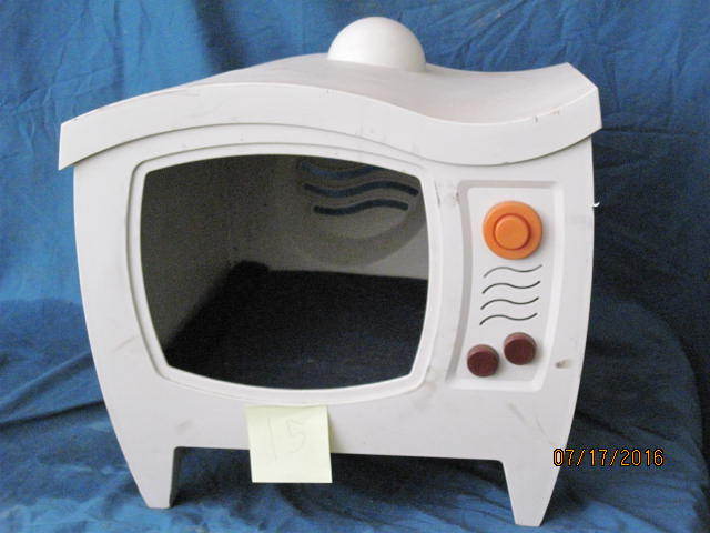 lot 15 image: White Plastic Cat Bed designed to look like TV.