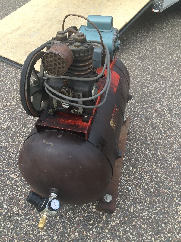 lot 1 image: Air Compressor - 115 volts  Works, no leaks   estimated at 20-30 gallon tank