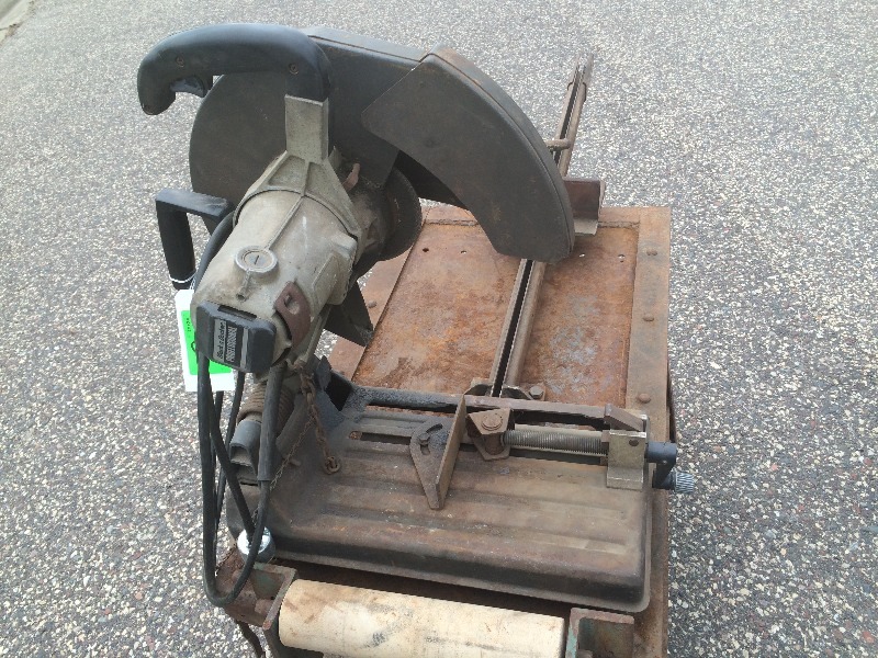 lot 8 image: Black & Decker Chop Saw wstand - works